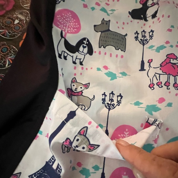 🆕 Green Town J'Adore Paris Women's 2-pocket STRETCH V-Neck Print Scrub Top - Picture 7 of 16